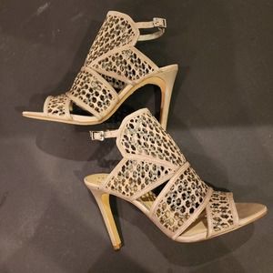nwot VINCE CAMUTO "KORTHINA" Taupe Laser Cut Leather Stillettos SIZE 8.5M